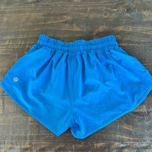 Lululemon Poolside 2.5” hotty hot size 2